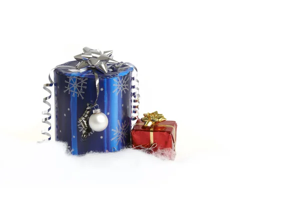 Due regali di Natale confezionati in carta lucida su sfondo bianco — Foto Stock