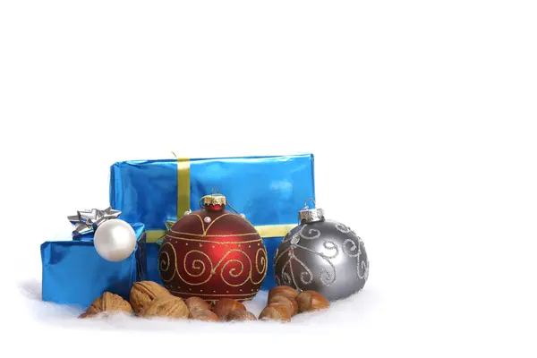 Albero di Natale palle, noci e regali sulla neve — Foto Stock