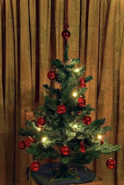 Μικρό χριστουγεννιάτικο δέντρο με ηλεκτρικά κεριά σε στυλ ρετρό — Φωτογραφία Αρχείου