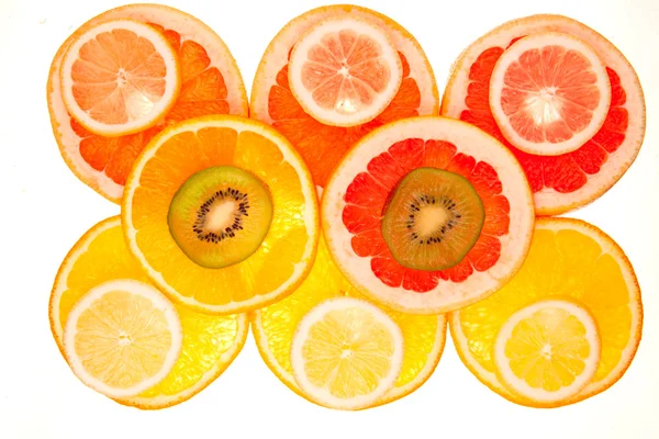 Υπόβαθρο των δίσκων ακτινίδια, γκρέιπφρουτ, πορτοκάλι και λεμόνι — Φωτογραφία Αρχείου