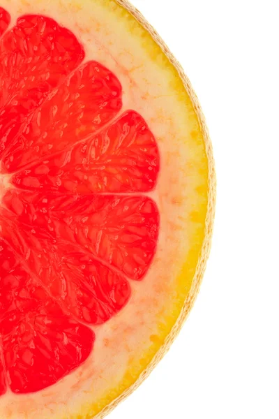 Макро знімок половини шматочка грейпфрута на білому тлі — стокове фото
