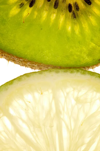 Macro chupito de medio trozo de kiwi de frutas y lima —  Fotos de Stock