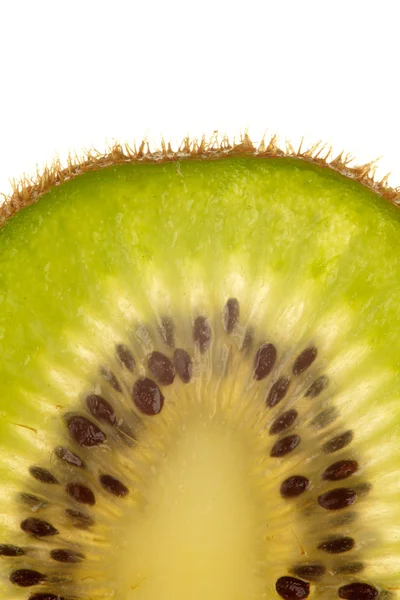 Gambar makro dari sepotong buah kiwi pada latar belakang putih — Stok Foto