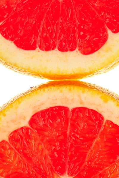Макро знімок з двох чвертей шматків грейпфрута — стокове фото