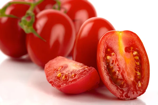 Pomodori roma freschi tagliati davanti allo sfondo bianco — Foto Stock