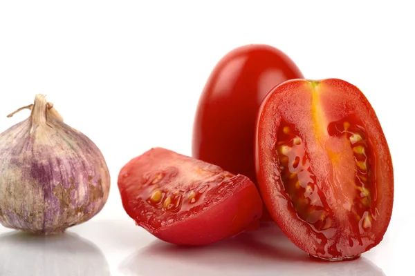 Čerstvá rajčata s česnekem cibulí na bílém pozadí — Stock fotografie