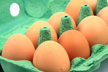 bir karton kahverengi tavuk yumurta