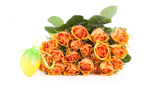 卵とバラの花束růže kytice s vejcem — Stock fotografie