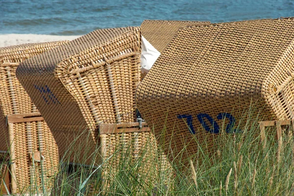 Sedie da spiaggia in vimini sulla spiaggia del Mar Baltico — Foto Stock