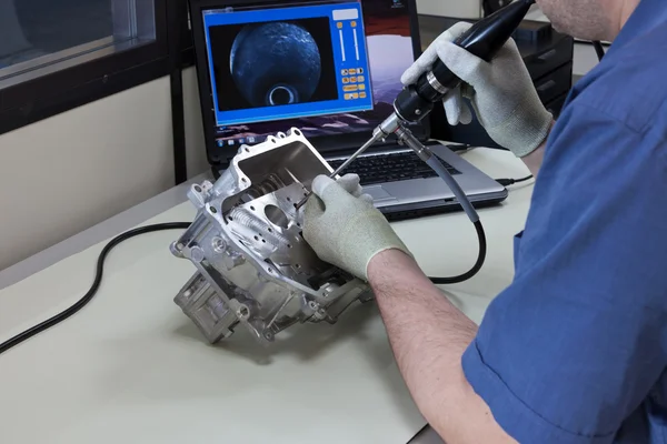 Video endoskopie. zaměstnanec kontroluje součástí skříň převodovky s video endoskop — Stock fotografie