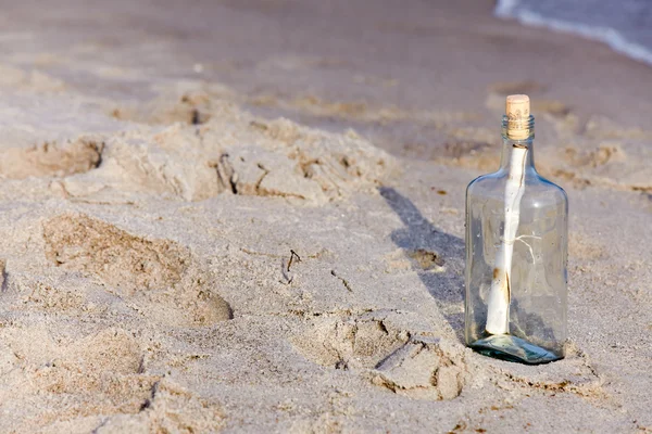 Mensagem de ajuda em uma garrafa na praia — Fotografia de Stock