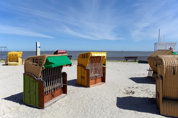 Wicker beach stolar på stranden i Östersjön — Stockfoto