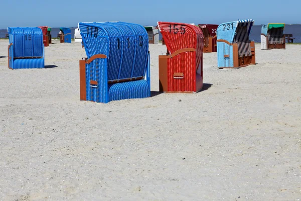 Wicker beach chairs on the beach of the Baltic Sea — Stock Photo, Image