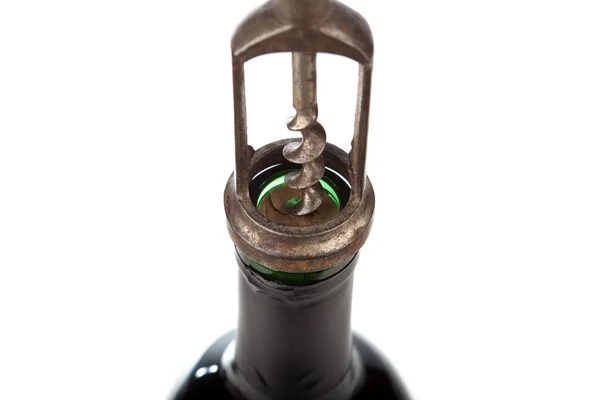 Alter Metallkorkenzieher im Weinkorken — Stockfoto