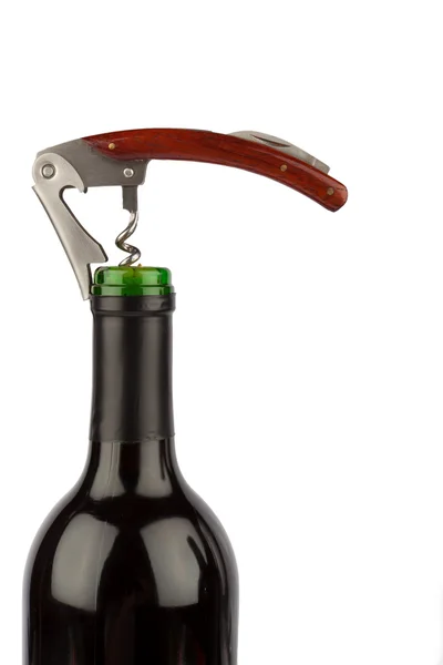 Elégante coutellerie de vin sur une bouteille de vin devant fond blanc — Photo