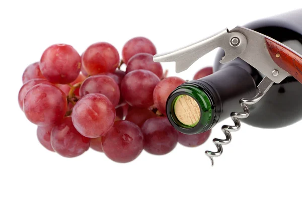 Garrafa de vinho com saca-rolhas e uvas sobre fundo branco — Fotografia de Stock