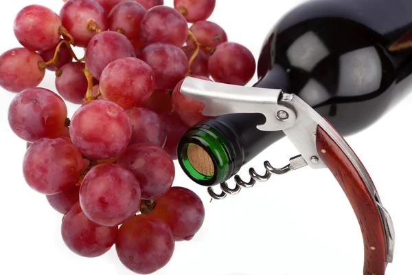 Butelka wina z korkociąg i winogron na białym tle — Zdjęcie stockowe