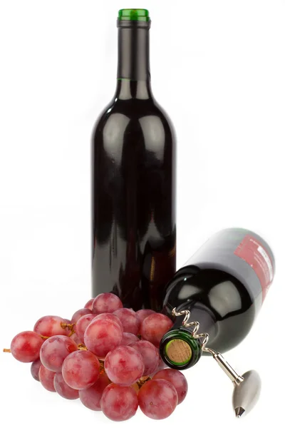 Zwei Weinflaschen mit Korkenzieher und Trauben auf weißem Hintergrund — Stockfoto
