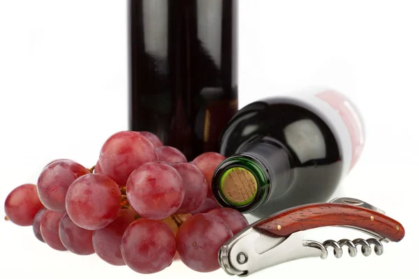 Δύο μπουκάλι κρασί με το ανοιχτήρι και σταφύλια σε λευκό φόντο — Φωτογραφία Αρχείου