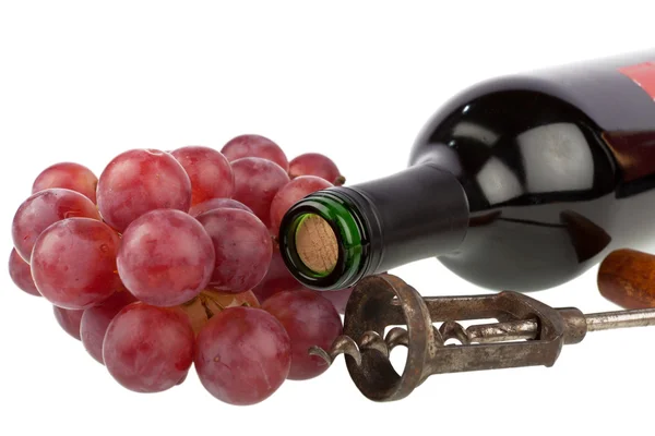 Garrafa de vinho com saca-rolhas e uvas sobre fundo branco — Fotografia de Stock