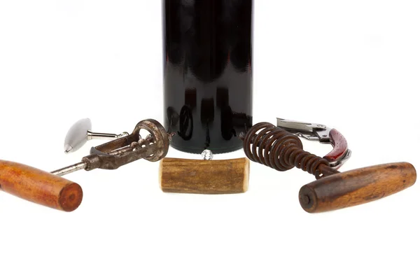 Bazı farklı tirbuşon bir şişe şarap çevresinde bulunmaktadır — Stok fotoğraf