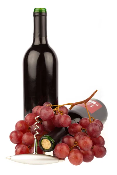 Två vinflaska med korkskruv och druvor på vit bakgrund — Stockfoto