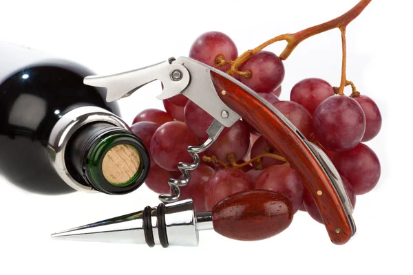 Conjunto de vinhos com uvas vermelhas e uma garrafa de vinho sobre fundo branco — Fotografia de Stock