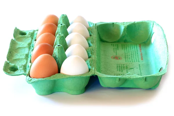 Huevos marrones y blancos en una caja —  Fotos de Stock