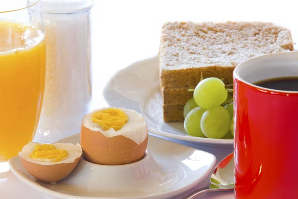 Breakfast with eggs, coffee and orange juice — Stock Photo, Image