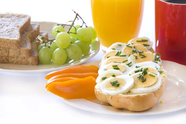 Café da manhã com fatias de ovo em sanduíches — Fotografia de Stock