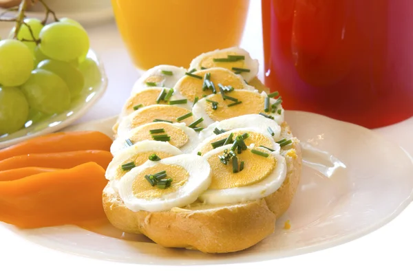 Café da manhã com fatias de ovo em sanduíches — Fotografia de Stock