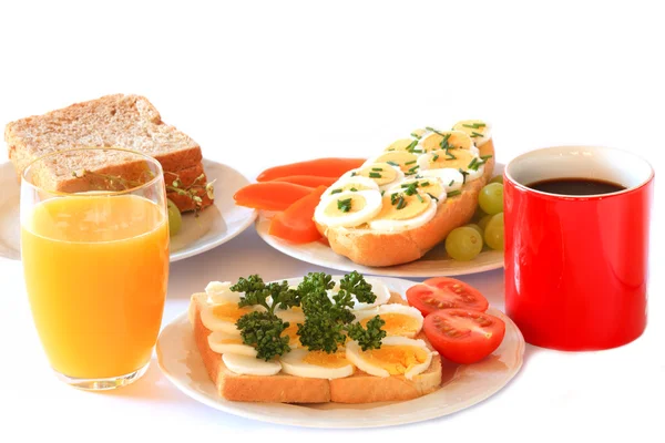 Desayuno con huevos, pan, café y zumo de naranja —  Fotos de Stock