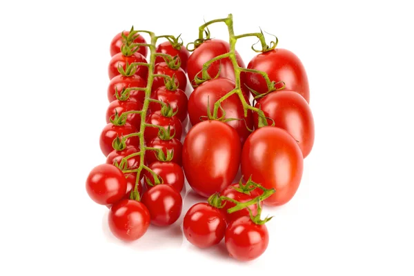 Tomates cherry aislados sobre fondo blanco — Foto de Stock