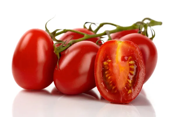 Tomates roma frescos cortados delante de fondo blanco — Foto de Stock