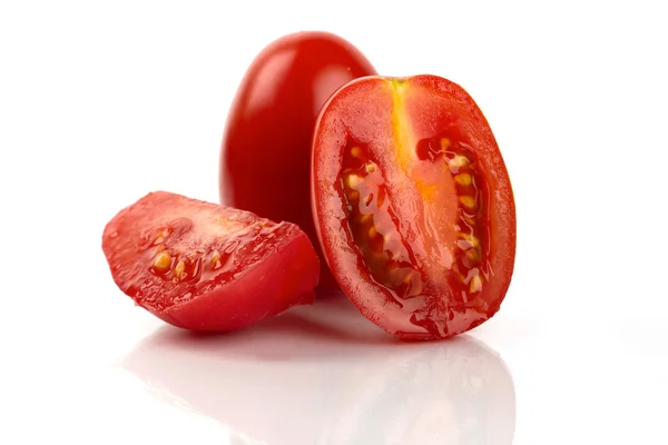 Čerstvé roma rajčata nakrájíme před bílým pozadím — Stock fotografie