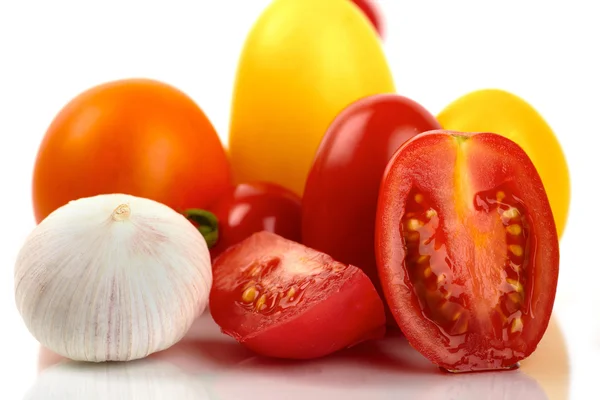 Vários tomates orgânicos com cebola de alho em um fundo branco — Fotografia de Stock