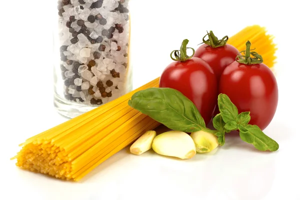 Spagetti makarna domates, fesleğen ve beyaz zemin üzerine sarımsak ile — Stok fotoğraf