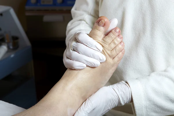 Pedicurist 给了一个女人的腿和脚的脚底按摩 — 图库照片