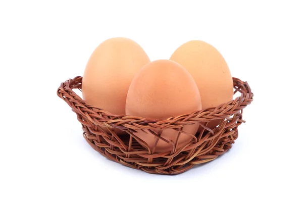 Drei braune Eier im Korb — Stockfoto