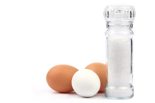 Три яйца с соляной мельницей — стоковое фото