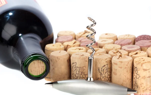 Sacacorchos de metal y botella de vino sobre fondo blanco — Foto de Stock