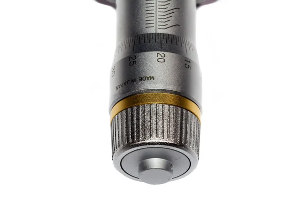 Vista detallada de la rueda de ajuste del tornillo del micrómetro sobre un fondo blanco —  Fotos de Stock