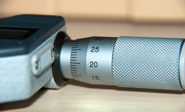 Vista detalhada da roda de ajuste do parafuso do micrômetro — Fotografia de Stock