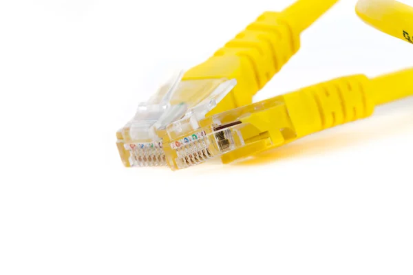 Cable de red amarillo aislado sobre fondo blanco — Foto de Stock