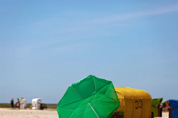 Плетеные пляжные стулья на пляже Балтийского моря — стоковое фото