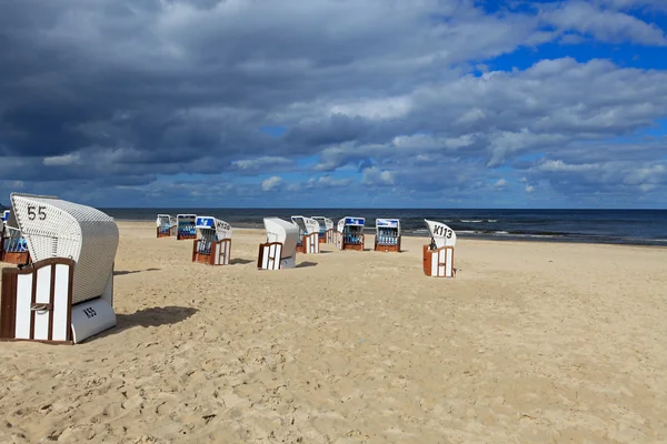 Wicker beach chairs on the beach of the Baltic Sea on the island usedom in Ahlbeck — Stock Photo, Image