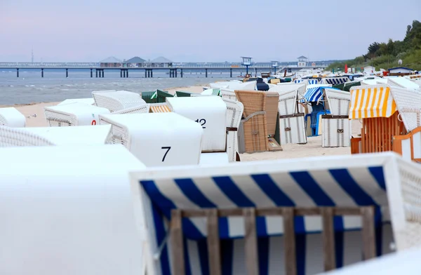 Chaises de plage en osier sur la mer Baltique près d'Ahlbeck avec vue sur le pont maritime — Photo