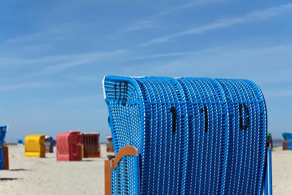 Sillas de playa de mimbre en la playa del Mar Báltico —  Fotos de Stock