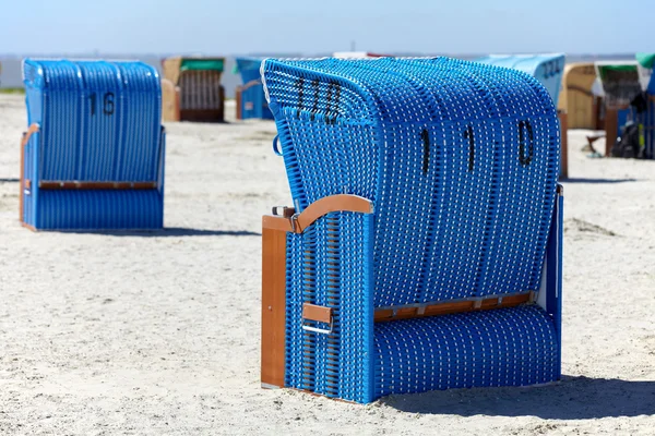 Baltık Denizi sahilinde hasır plaj sandalyeleri — Stok fotoğraf