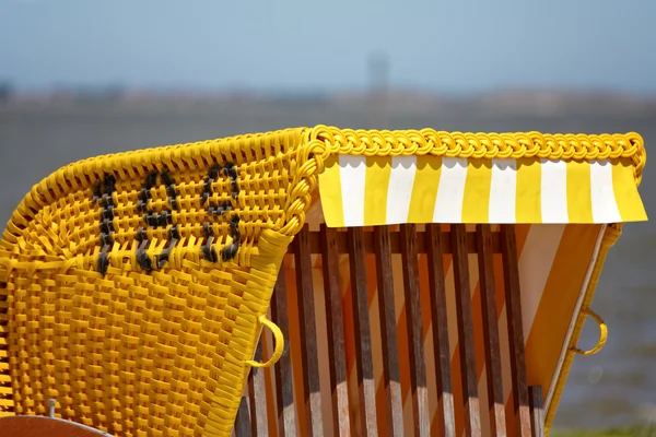 Chaises de plage en osier sur la plage de la mer Baltique — Photo